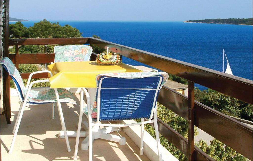 una mesa y sillas en un balcón con vistas al océano en Beautiful Apartment In Prizba With Wifi, en Prizba