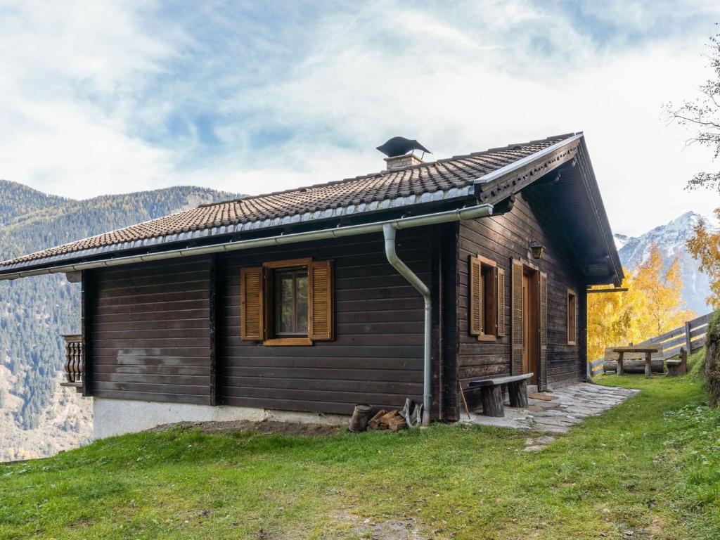 una pequeña casa de madera en la cima de una colina en Chalet in Moertschach in Carinthia with garden en Mörtschach