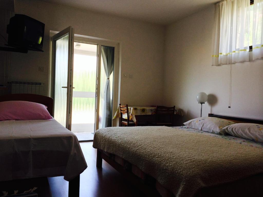 Postel nebo postele na pokoji v ubytování Tourist Rooms Sajovic