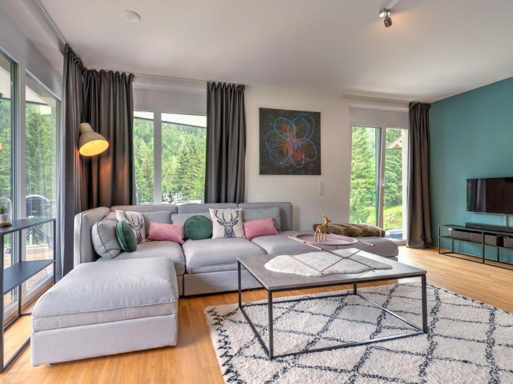 巴德小基希海姆的住宿－Premium apartment in ski area Bad Kleinkirchheim，客厅配有沙发和桌子