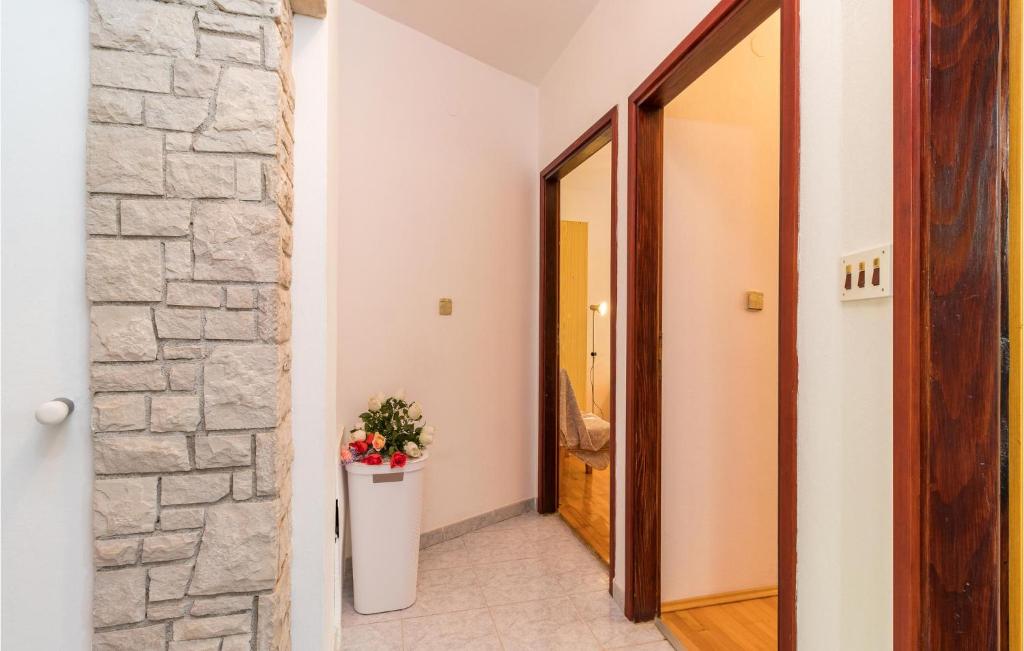 Zdjęcie z galerii obiektu 2 Bedroom Lovely Apartment In Valbandon w mieście Valbandon