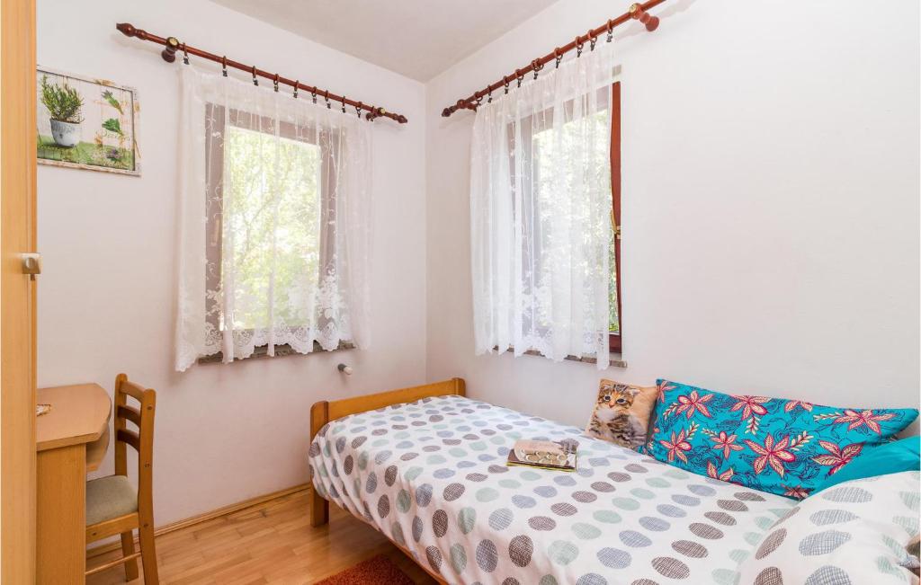 Łóżko lub łóżka w pokoju w obiekcie 2 Bedroom Lovely Apartment In Valbandon