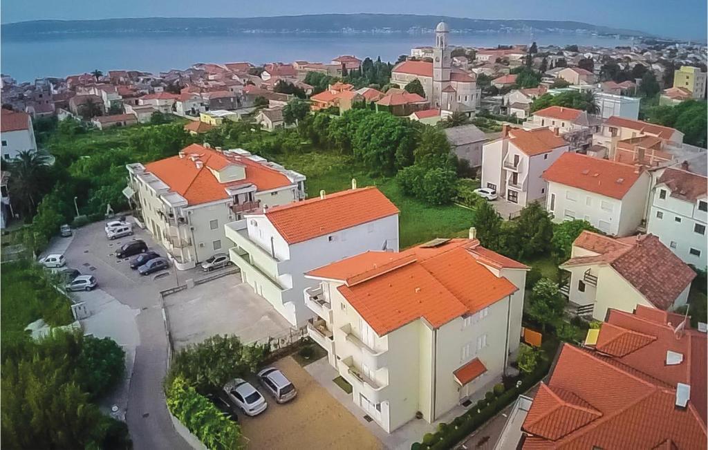 eine Luftansicht einer Stadt mit Häusern und Autos in der Unterkunft Cozy Apartment In Kastel Stari With Kitchen in Kaštela