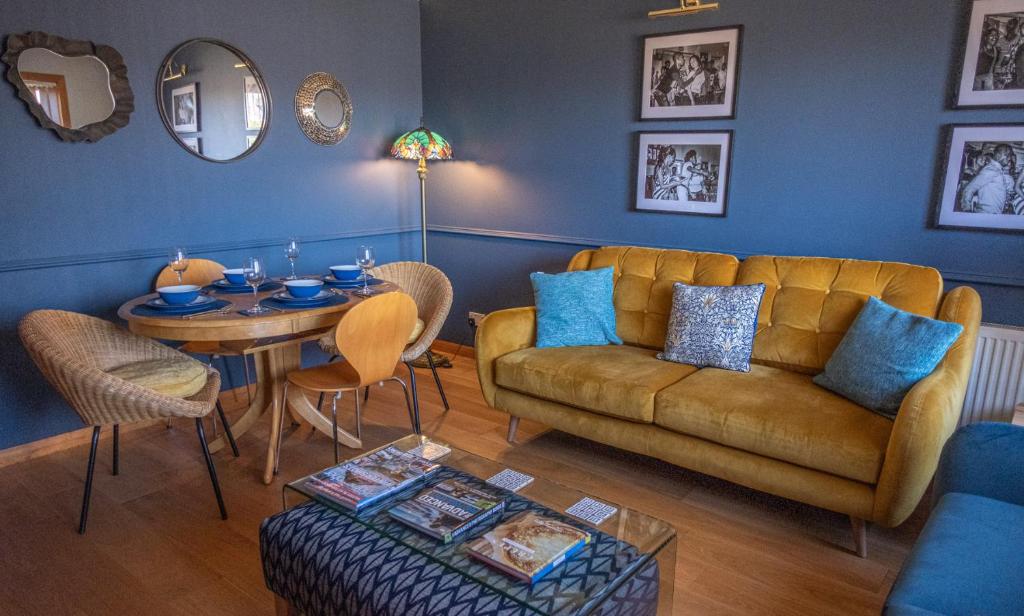uma sala de estar com um sofá e uma mesa em Paradise Place em Perth