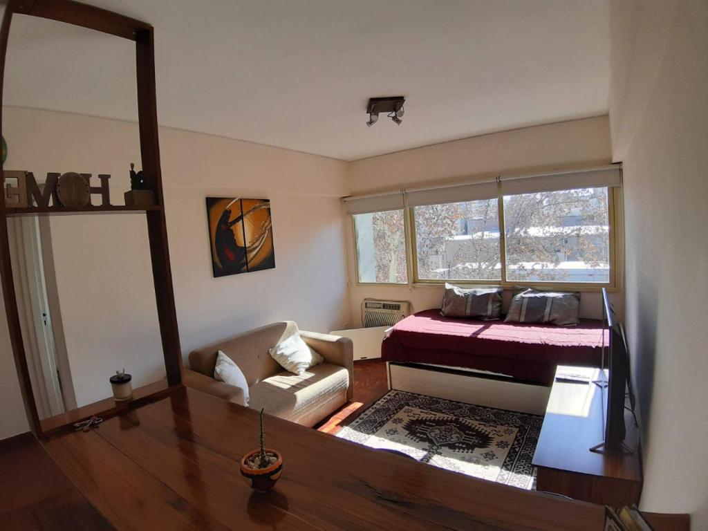 1 dormitorio con 1 cama y 1 sofá en una habitación en Alquiler Departamento Centro Mendoza Capital en Mendoza