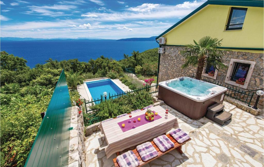 een luchtzicht op een huis met een bad bij Cozy Home In Medveja With Outdoor Swimming Pool in Medveja