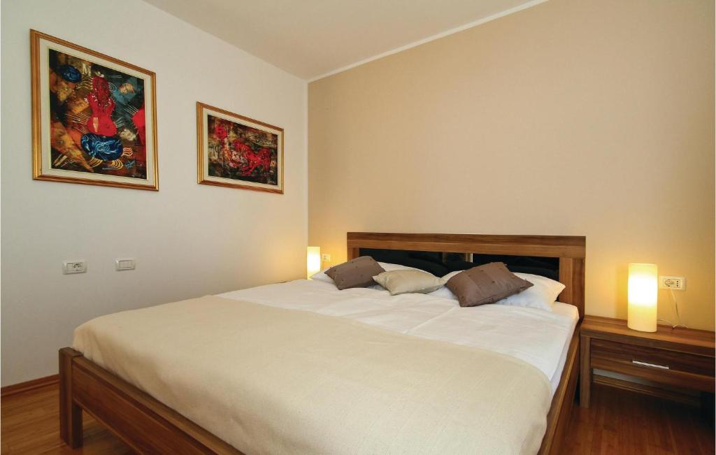 Łóżko lub łóżka w pokoju w obiekcie 4 Bedroom Awesome Home In Umag