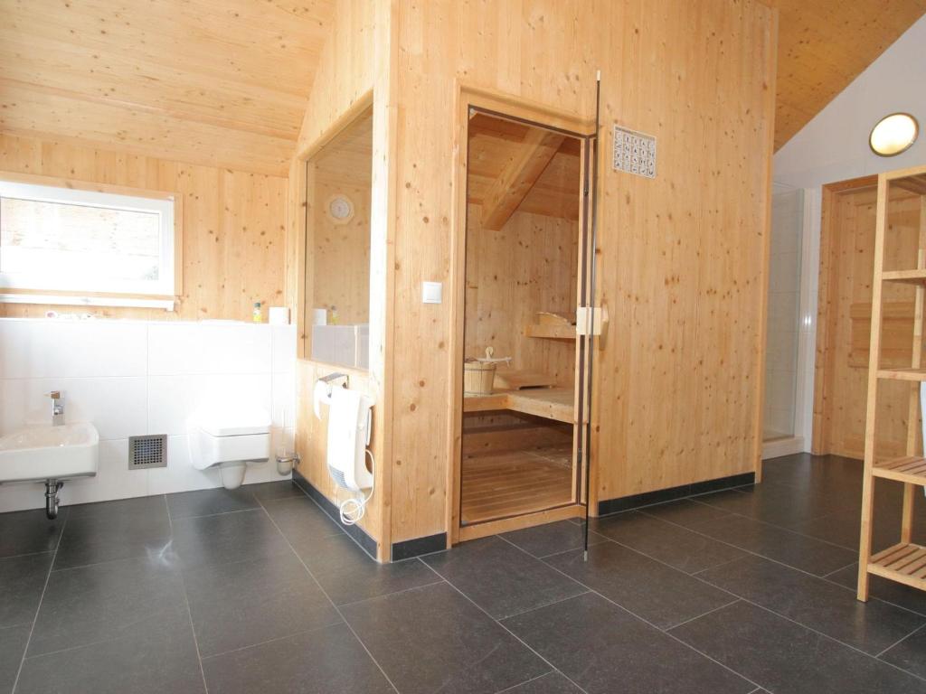A bathroom at Chalet Hohentauern by Ski Lift