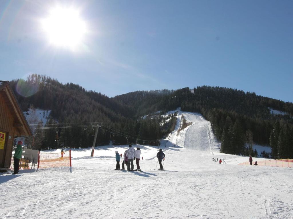 Skiing at az apartmanházakat or nearby