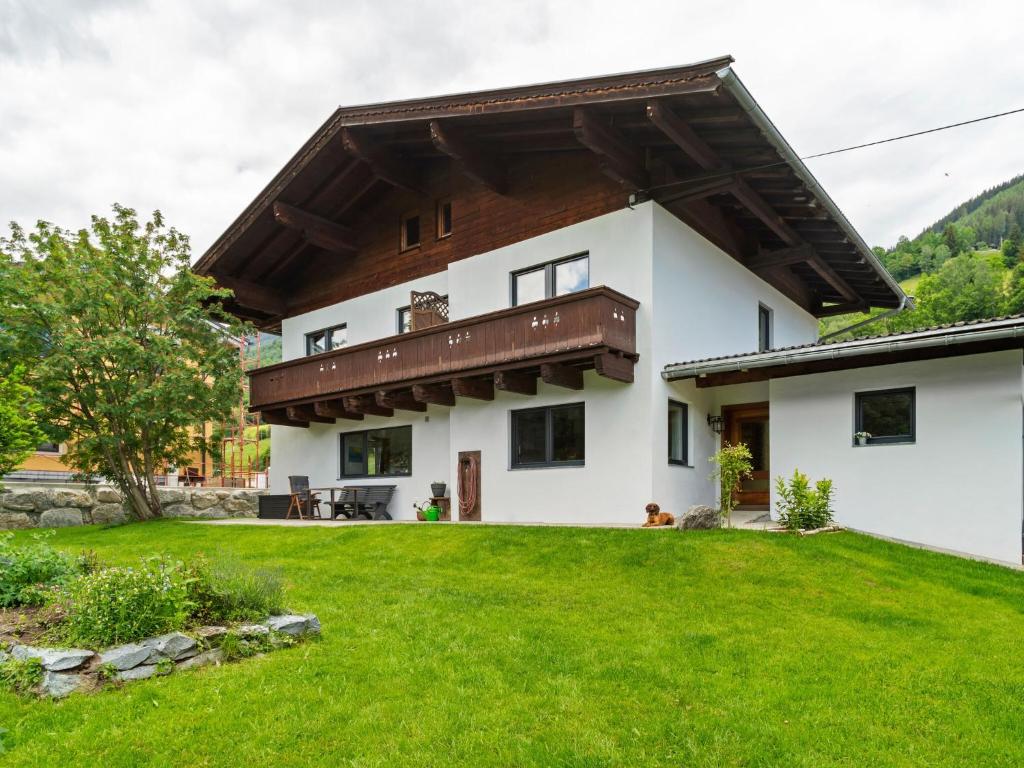 een huis met een groen gazon ervoor bij Cosy Apartment in M hlbach with Balcony in Dorf
