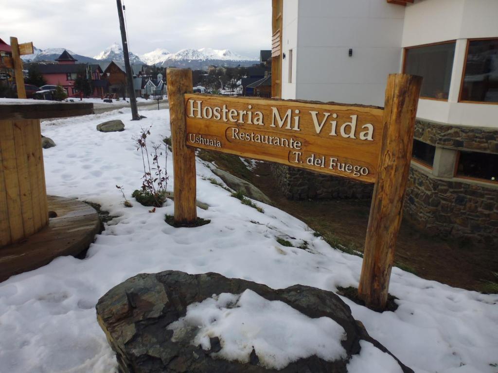 a sign for hossein m vida in the snow at Hosteria Mi Vida in Ushuaia