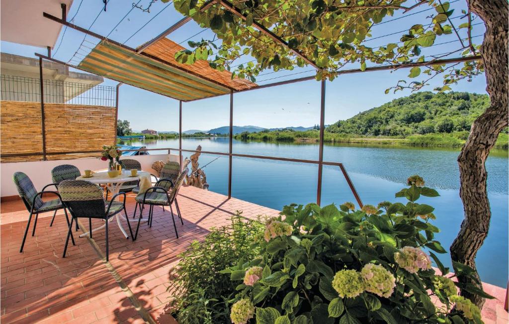 - Terraza con mesa, sillas y vistas al río en Amazing Home In Opuzen With Wifi, en Opuzen