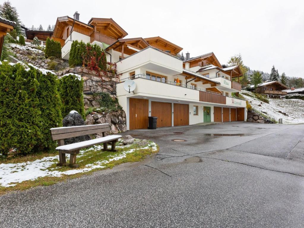 ławka w parku przed budynkiem w obiekcie Chalet apartment in Saalbach-Hinterglemm w Saalbach Hinterglemm