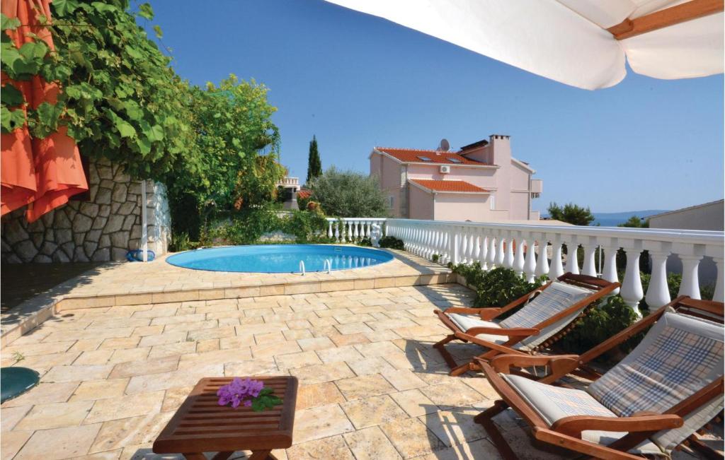 Bazén v ubytovaní Two-Bedroom Apartment Okrug Gornji With Sea View 08 alebo v jeho blízkosti