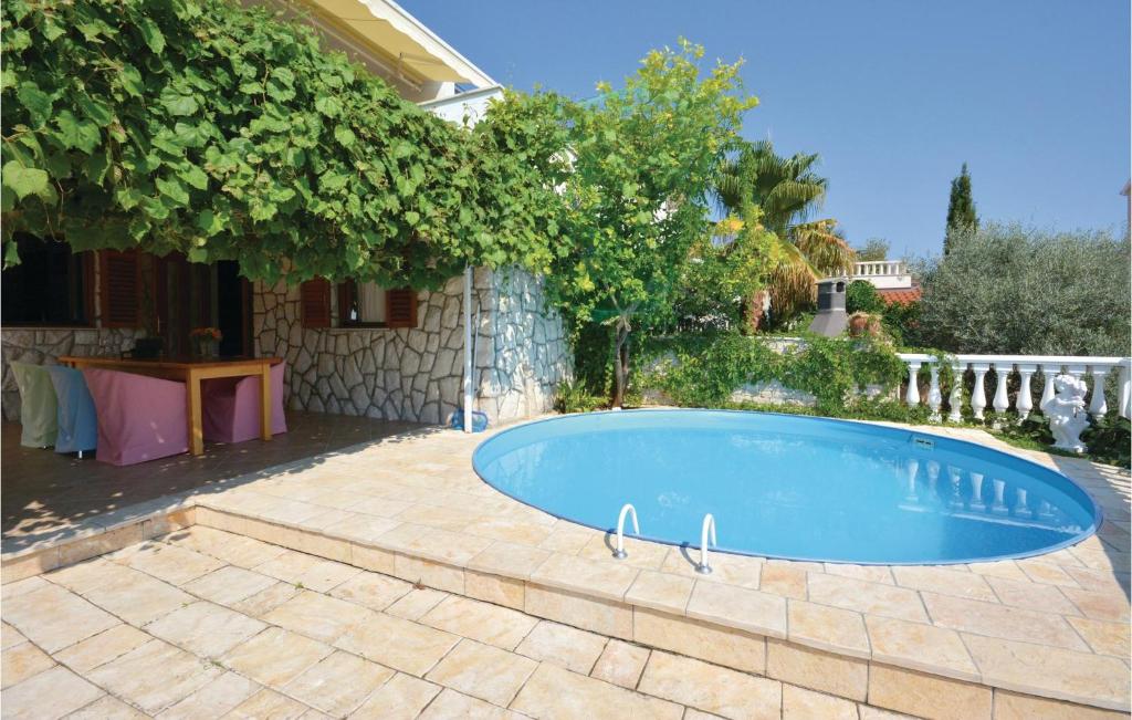 Bazén v ubytovaní Two-Bedroom Apartment Okrug Gornji With Sea View 08 alebo v jeho blízkosti