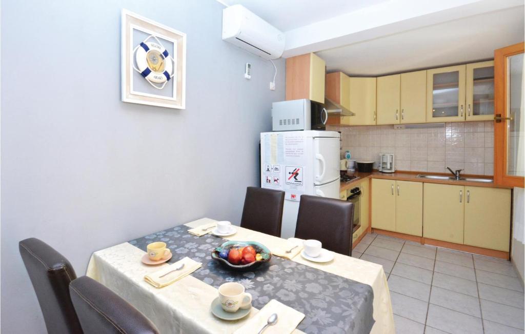 Kuchyňa alebo kuchynka v ubytovaní Two-Bedroom Apartment Okrug Gornji With Sea View 08
