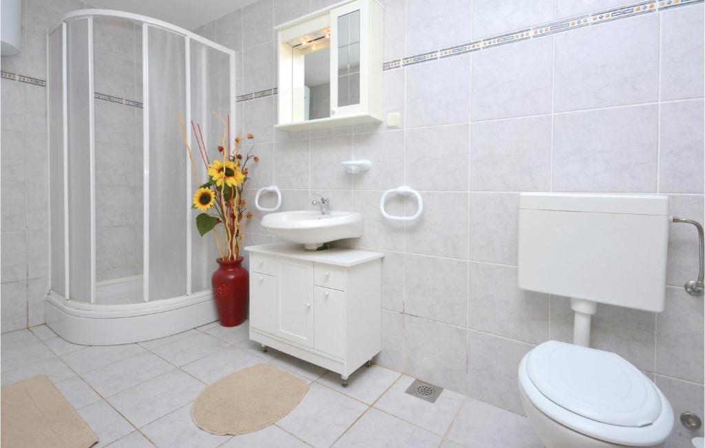 Kúpeľňa v ubytovaní Two-Bedroom Apartment Okrug Gornji With Sea View 08
