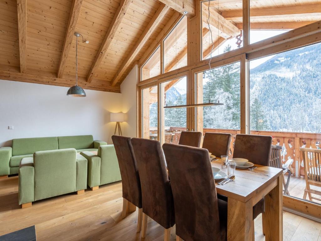 Posezení v ubytování Chalet with garden in the forest in the Pinzgau