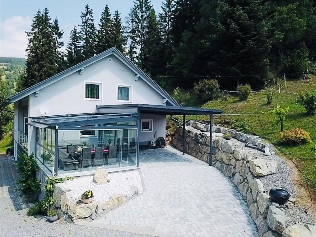 uma casa branca com uma parede de pedra em Holiday apartment in Salchau near ski area 