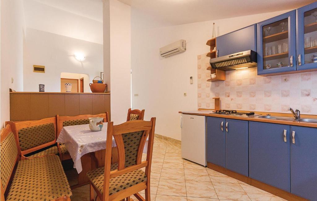 Kuchyň nebo kuchyňský kout v ubytování Two-Bedroom Apartment In Barban-Rebici