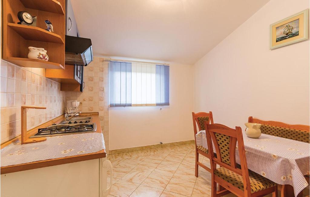 Kuchyň nebo kuchyňský kout v ubytování Two-Bedroom Apartment In Barban-Rebici