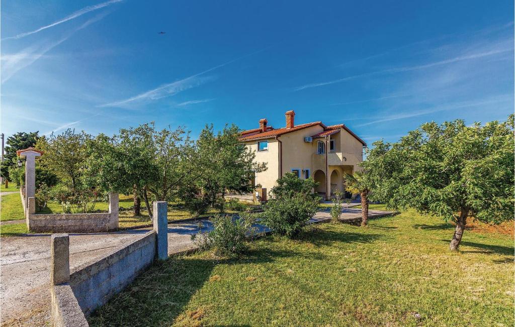Zahrada ubytování Two-Bedroom Apartment In Barban-Rebici