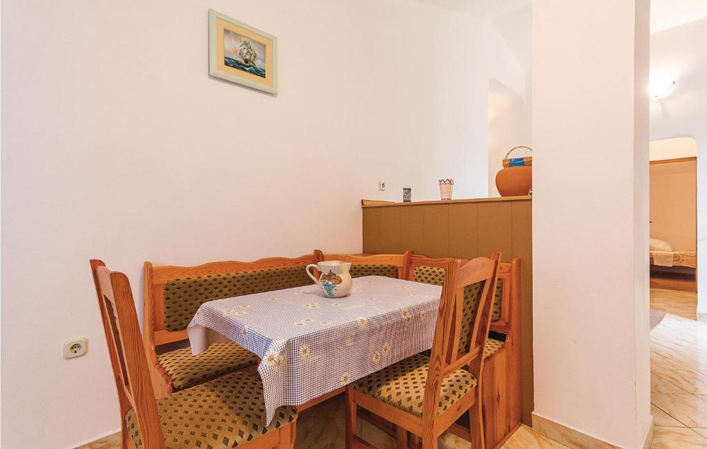 Posezení v ubytování Two-Bedroom Apartment In Barban-Rebici