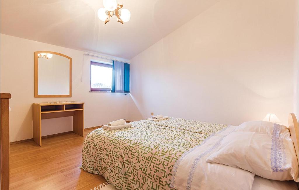 Postel nebo postele na pokoji v ubytování Two-Bedroom Apartment In Barban-Rebici