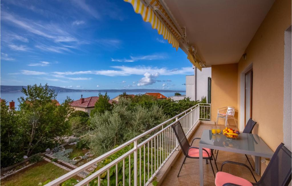 balcón con mesa, sillas y vistas al océano en Nice Apartment In Novi Vinodolski With Wifi, en Novi Vinodolski