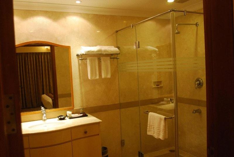 Koupelna v ubytování Beverly Hotel
