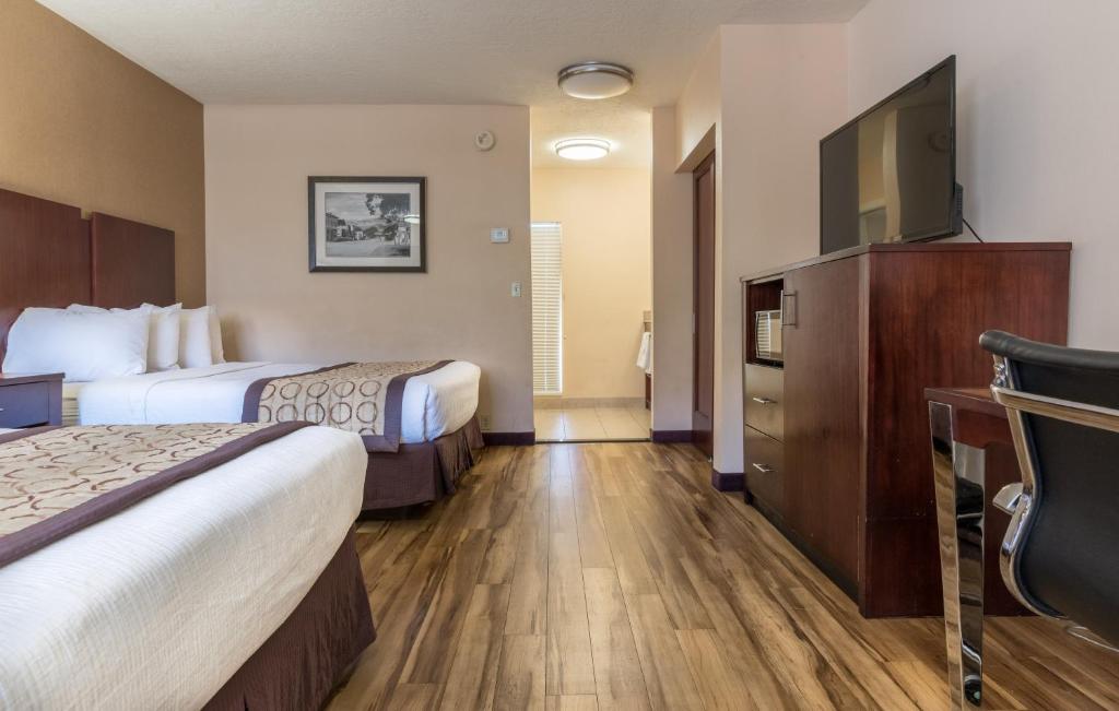 Postel nebo postele na pokoji v ubytování Hotel Moab Downtown