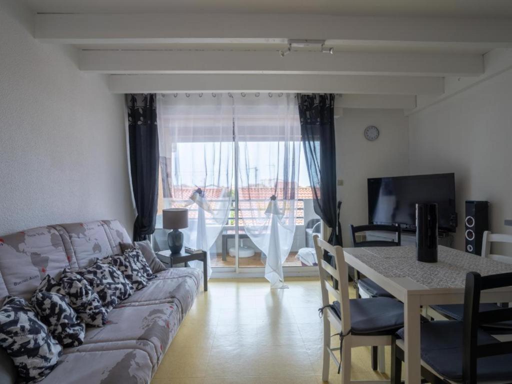a living room with a couch and a table at Appartement T3 Bord de plage in Biscarrosse-Plage