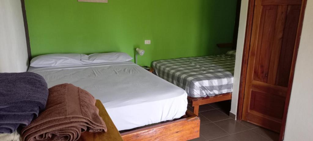 Una cama o camas en una habitación de Hotel Kambutaleko