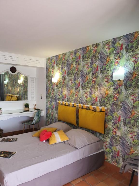 Postel nebo postele na pokoji v ubytování Vous rêvez de soleil ! studio Abricot 309