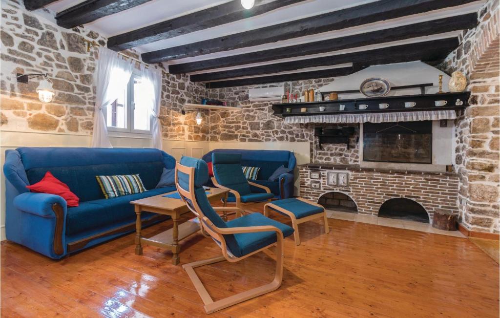 salon z niebieskimi meblami i ceglanym kominkiem w obiekcie Holiday Home Ul,biskupa Josipa Marcelica Cr w mieście Preko