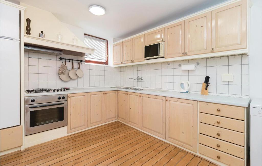 Kuchnia lub aneks kuchenny w obiekcie Holiday Home Ul,biskupa Josipa Marcelica Cr