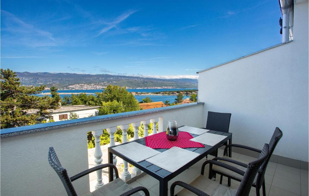 a table and chairs on a balcony with a view at Stunning Apartment In Silo With Kitchen in Šilo