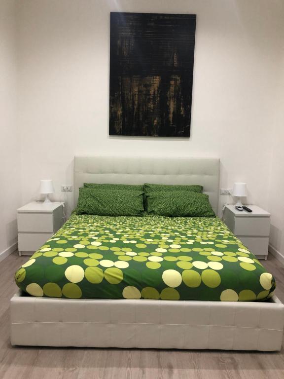 una camera con un letto con copriletto verde e giallo di White a Terni