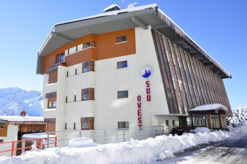 un bâtiment avec de la neige devant lui dans l'établissement Hotel Sud Ovest, à Sestrières