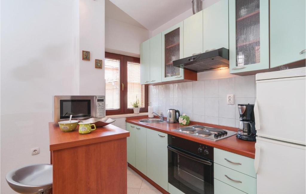 Kuchyňa alebo kuchynka v ubytovaní Two-Bedroom Apartment In Split