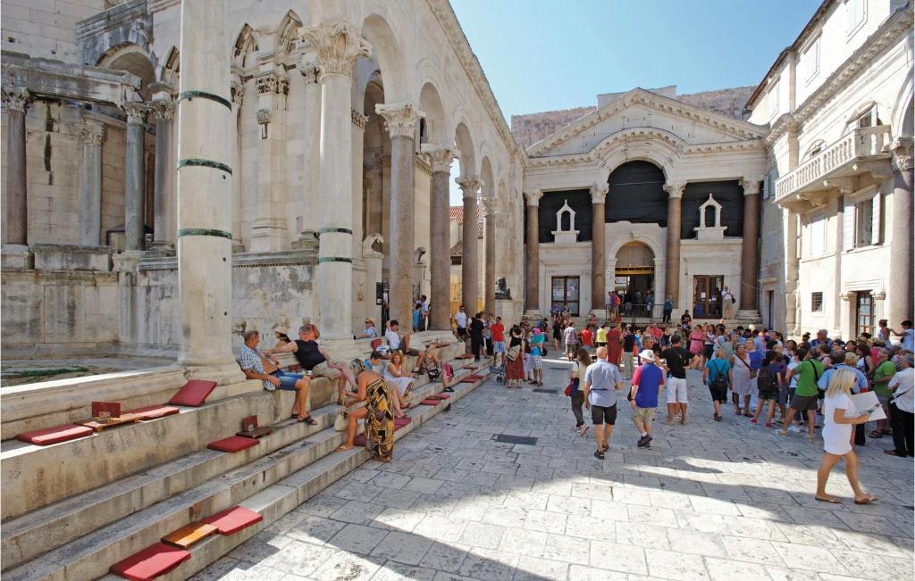 Hostia v ubytovaní Two-Bedroom Apartment In Split