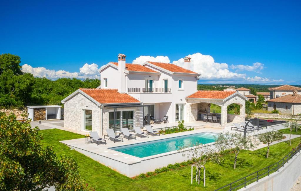 - une vue aérienne sur une maison avec une piscine dans l'établissement Nice Home In Sveti Lovrec With Kitchen, à Sveti Lovreč Pazenatički