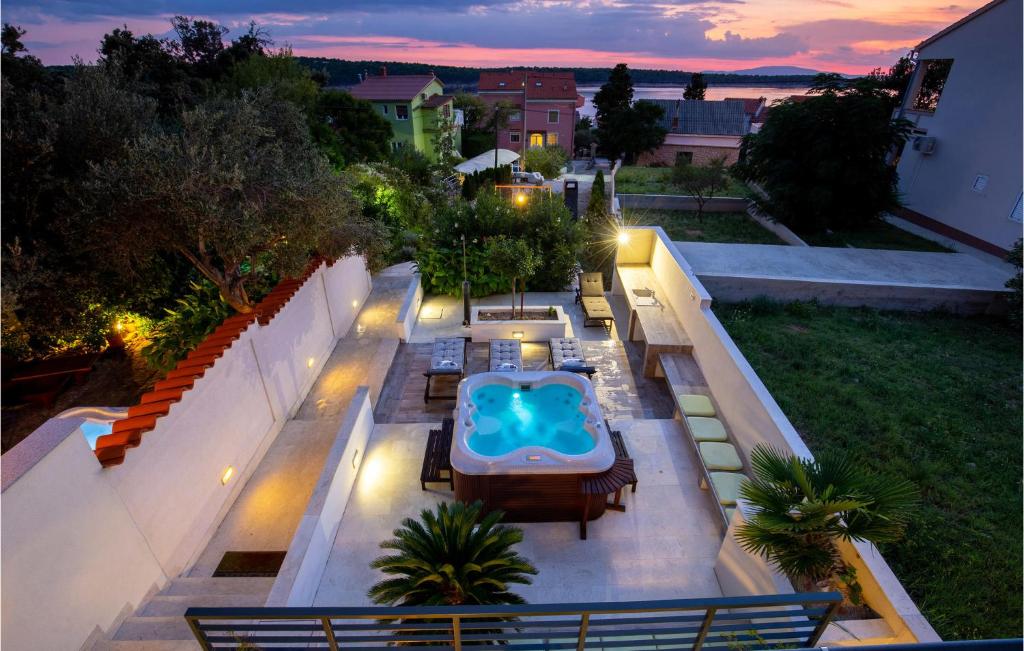 Pogled na bazen v nastanitvi 4 Bedroom Amazing Home In Barbat oz. v okolici