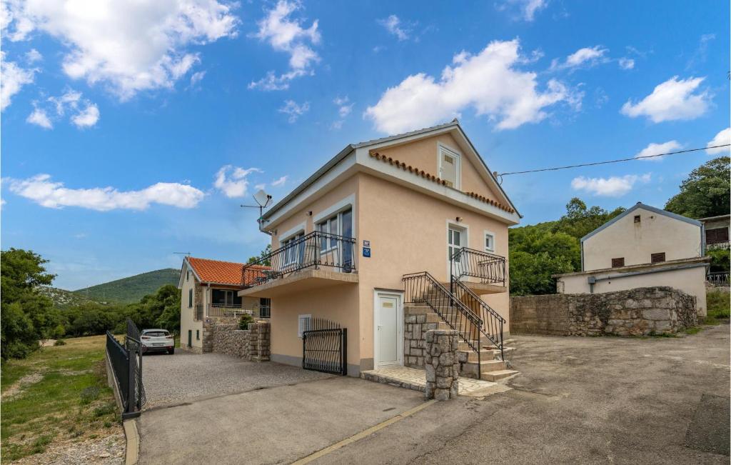 una casa con un coche aparcado delante de ella en Lovely Home In Klenovica With House Sea View, en Klenovica