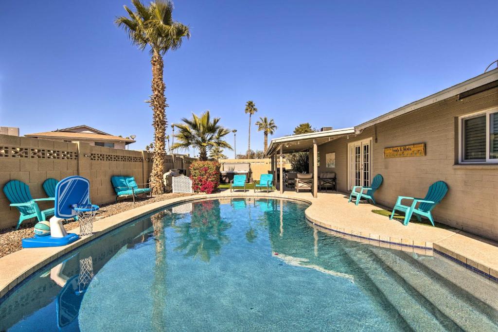 Πισίνα στο ή κοντά στο 3 Mi to ASU Tempe Getaway with Heated Pool