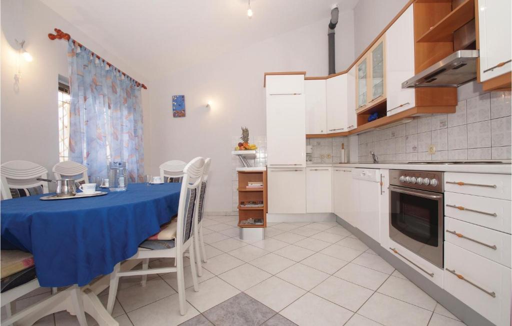 Kuchyňa alebo kuchynka v ubytovaní Apartment Karbuni Bb Ii