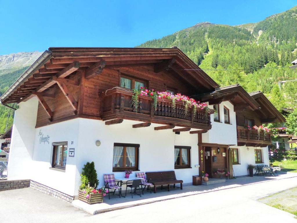 una casa con un balcón con flores. en Apartment Seespitz, en Längenfeld