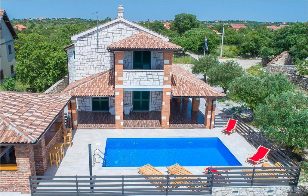 an aerial view of a house with a swimming pool at Stunning Home In Ladevci With Wifi in Lađevci