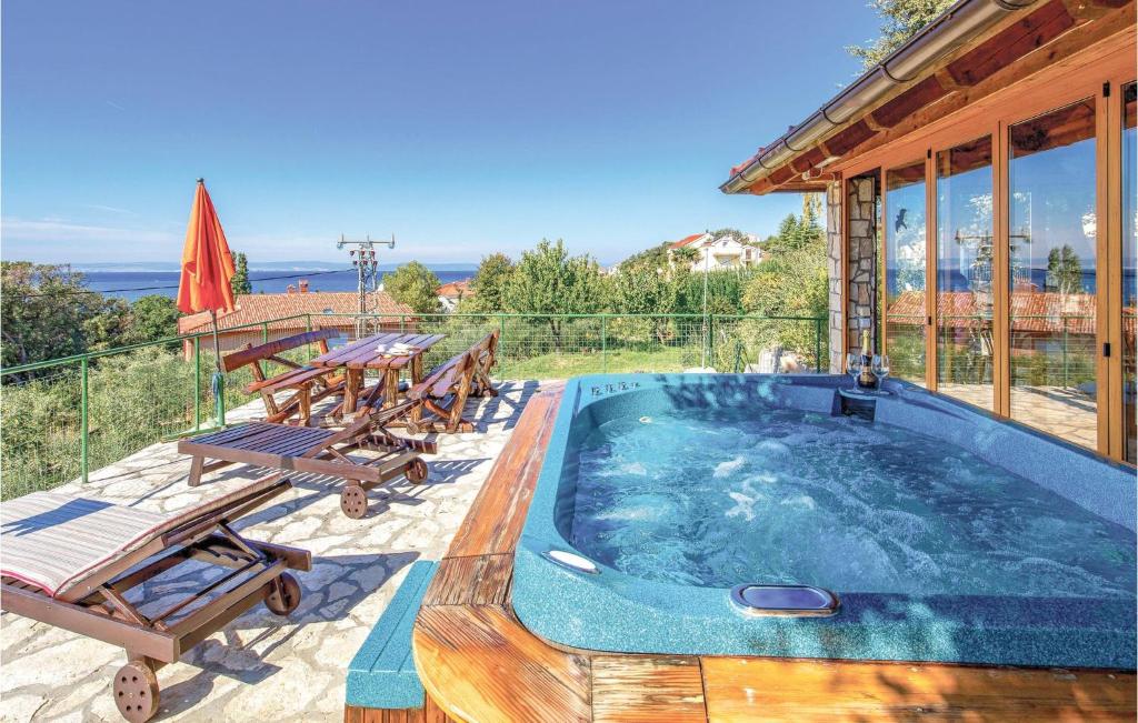 uma piscina num pátio com uma casa em Awesome Apartment In Supetarska Draga With Sauna em Supetarska Draga