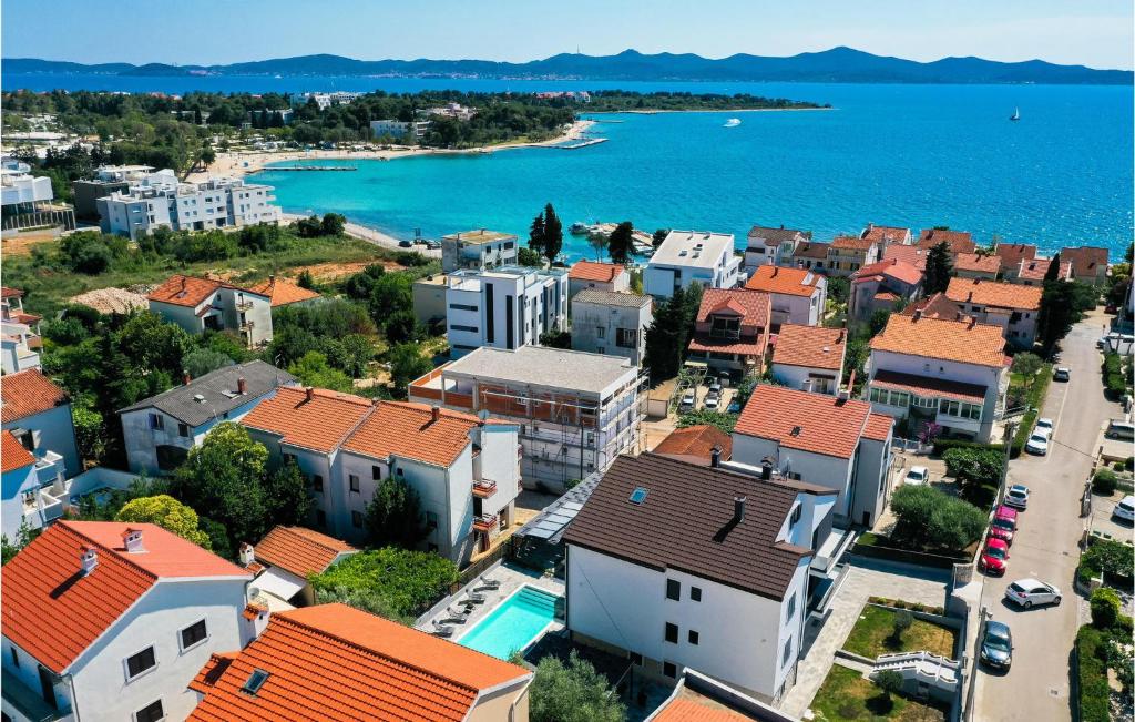 eine Luftansicht auf die Stadt und das Wasser in der Unterkunft Lovely Apartment In Zadar With Heated Swimming Pool in Zadar